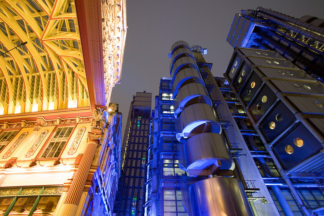 Lloyd's of London mit Leadenhall Market, Das von 1978 bis 1986 errichtete Gebäude ist eine Schöpfung des englischen Architekten Richard Rogers, London, England, Europa