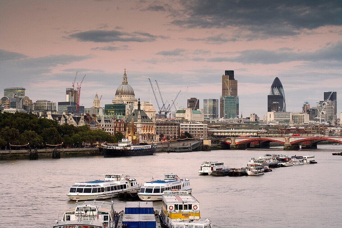 Blick von der Waterloo Bridge auf die Skyline von London, London, England, Europa