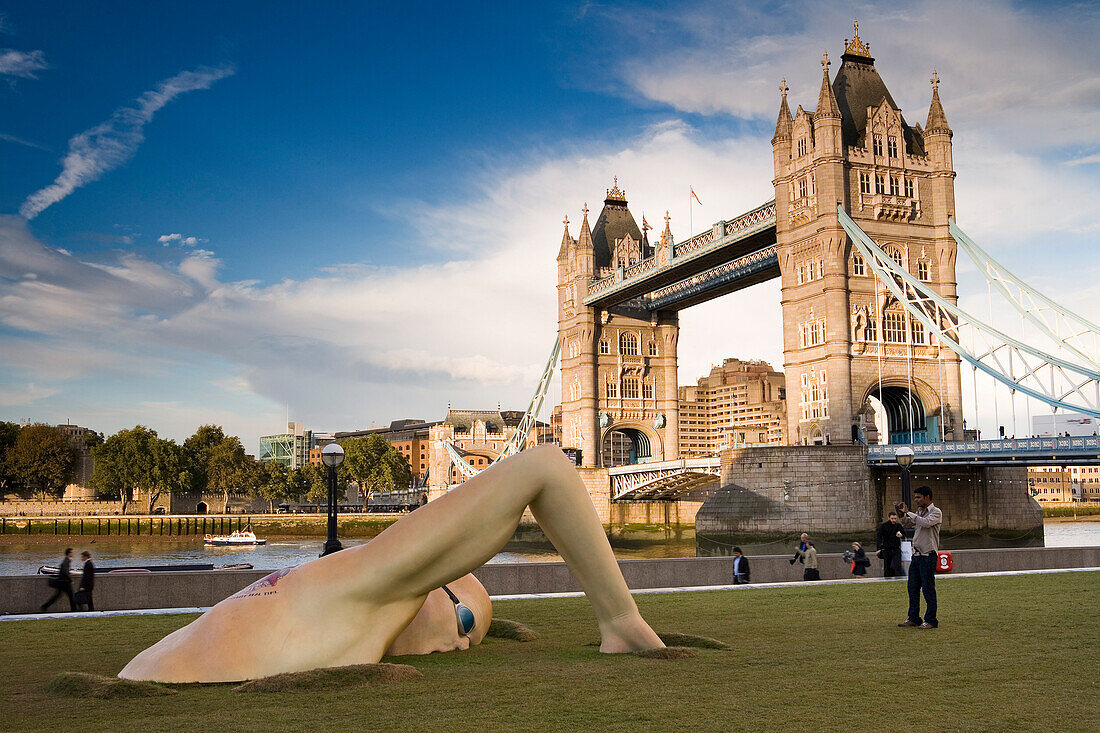 Moderne Skulptur entlang der Themse, Schwimmer, Tower Bridge im Hintergrund, City of London, London, England, Europa