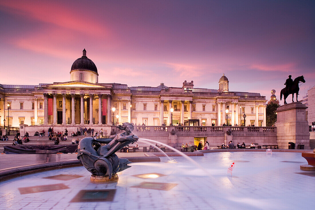 Trafalgar Square und die National Gallery, London, England, Europa