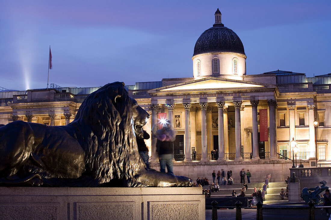 Trafalgar Square mit Löwen Skulptur und die National Gallery, London, England, Europa