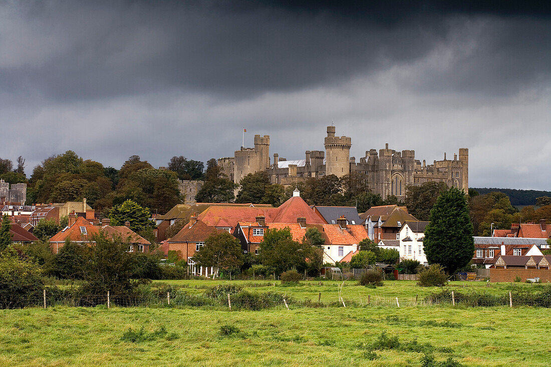 Schloss, Arundel Castle  und Dorf von Arundel, West Sussex, England, Europa