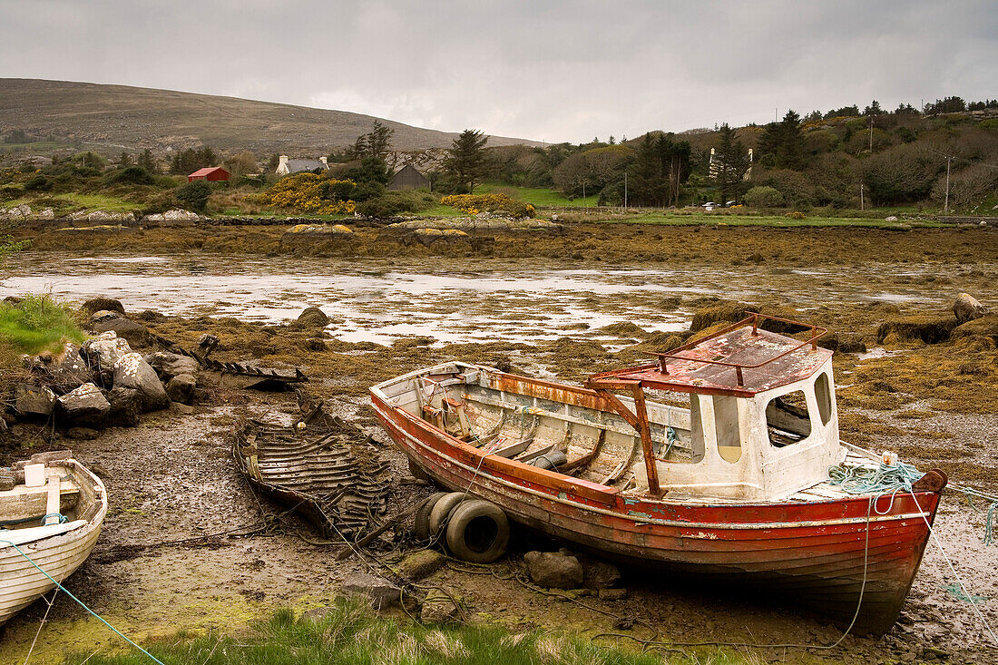 Kaputtes Fischerboot bei Ebbe, Coulagh Bay, County Kerry, Irland, Europa
