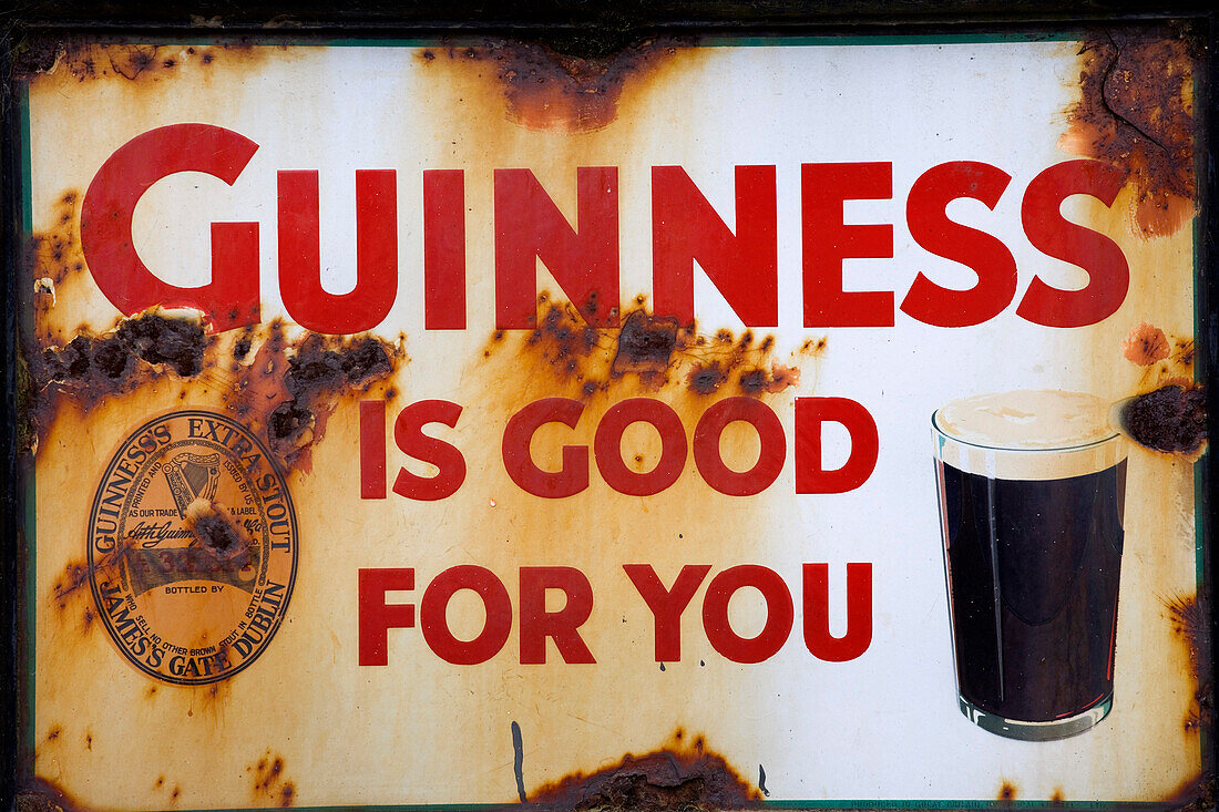 Alter Werbeschild, Werbung, Dan Foley's Pub in Annascaul, County Kerry, Irland Europa