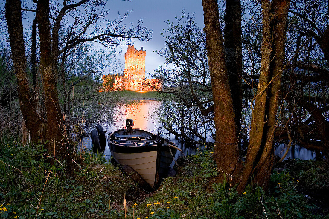 Ross Castle am Lough Leane im Abendlicht, bei Killarney Nationalpark, County Kerry, Irland, Europa