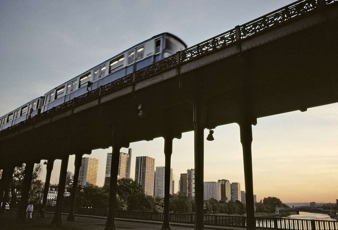 Bridge over the Seine, Bir Hakeim, métro, underground, rive gauche, multi-storey buildings, France