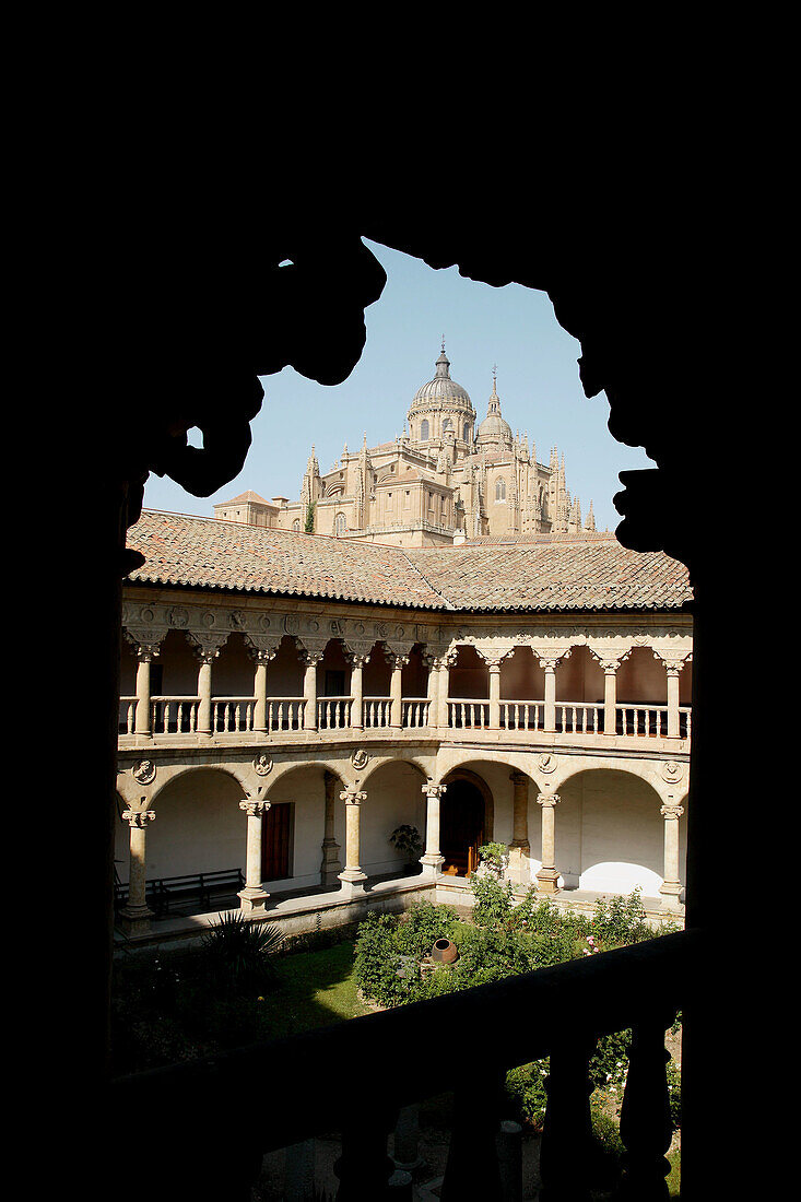 Cloister of Convento de las Dueñas and cathedral in background, Salamanca. Castilla-León, Spain