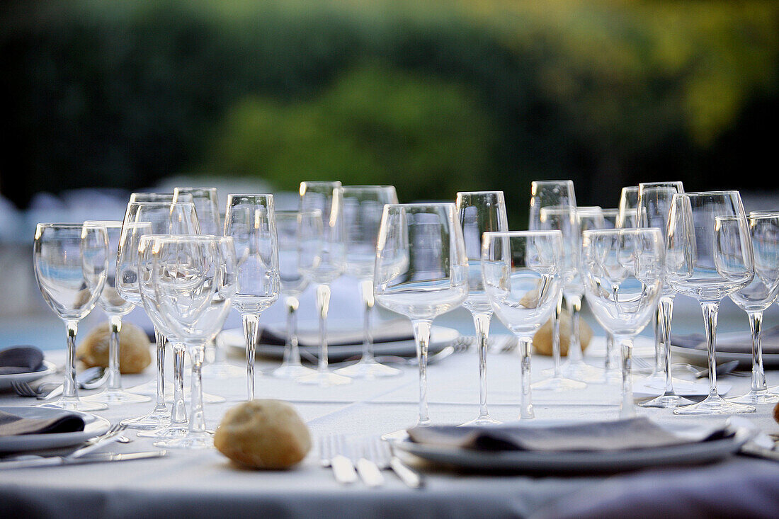 Bread, Close up, Close-up, Closeup, Color, Colour, Concept, Concepts, Cutlery, Dishware, Empty, Exterior, Glass, Glasses, Glassware, Object, Objects, Outdoor, Outdoors, Outside, Plate, Plates, Saucer, Saucers, Selective focus, Still life, Table, Tables, T