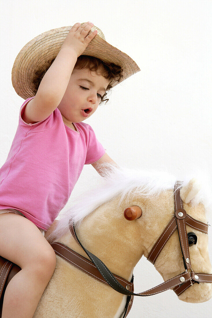 Aufrichtig, Cowboy, Cowboys, Eine Person, Eins, Farbe, Freude, Gesichtsausdruck, Gesichtsausdrücke, Gestik, Glück, Glücklich, Hut, Hüte, Innen, Kind, Kinder, Kindheit, Kleinkind, Kleinkinder, Kopfbedeckung, Lächeln, Mensch, Menschen, Pferd, Pferde, Plusch