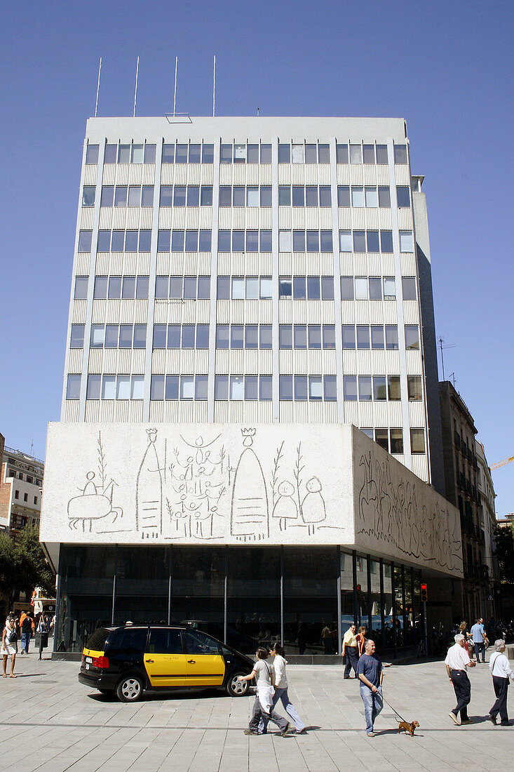 Col·legi dArquitectes de Catalunya (architect: Xavier Busquets i Sindreu. Murals designed by Picasso and created by Carl Nesjar). Barcelona, Catalonia