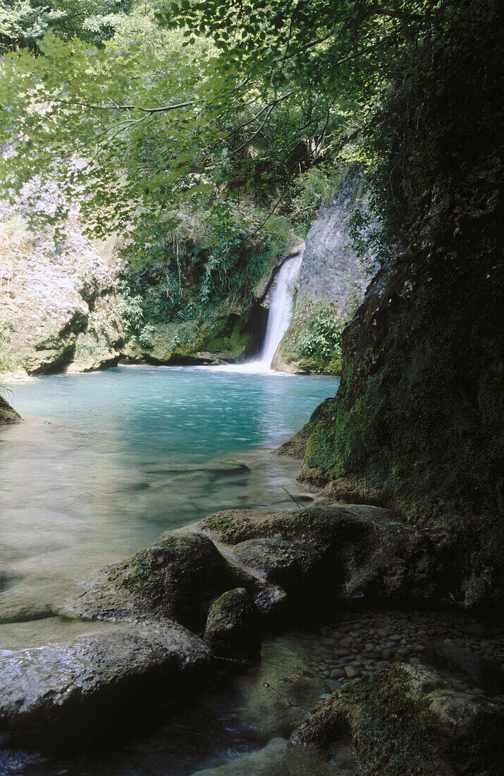 Quelle des Flusses Urederra im Naturpark Urbasa. Navarra. Spanien