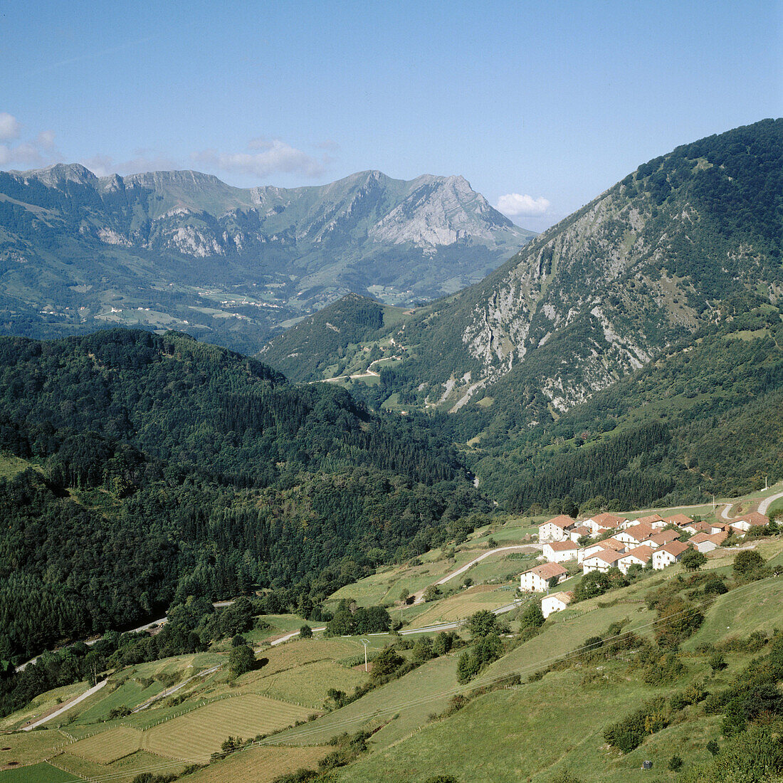 Azpiroz, Blick von der Leizaran-Autobahn. Sierra de Aralar, Baskenland, Spanien