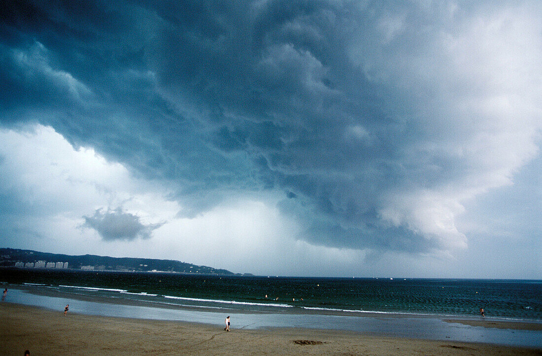 Stürmischer Himmel, Hendaye. Aquitaine, Frankreich