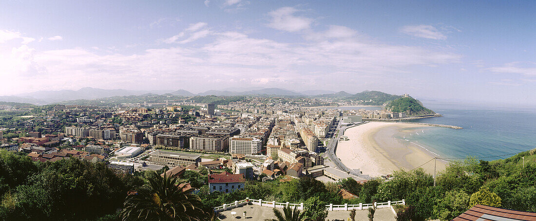 Der Strand von Zurriola, vom Berg Ulia aus gesehen, San Sebastián. Guipuzcoa, Euskadi, Spanien