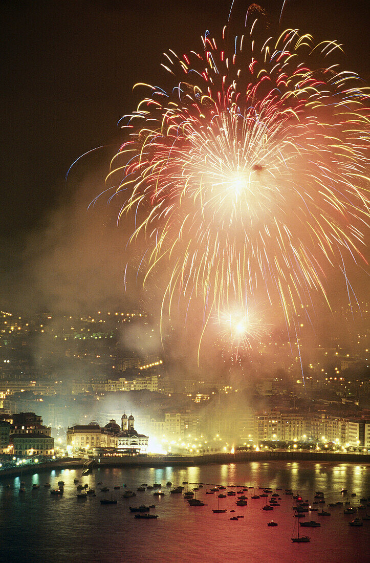 Feuerwerk über der Bucht von La Concha, San Sebastián. Guipúzcoa, Euskadi, Spanien