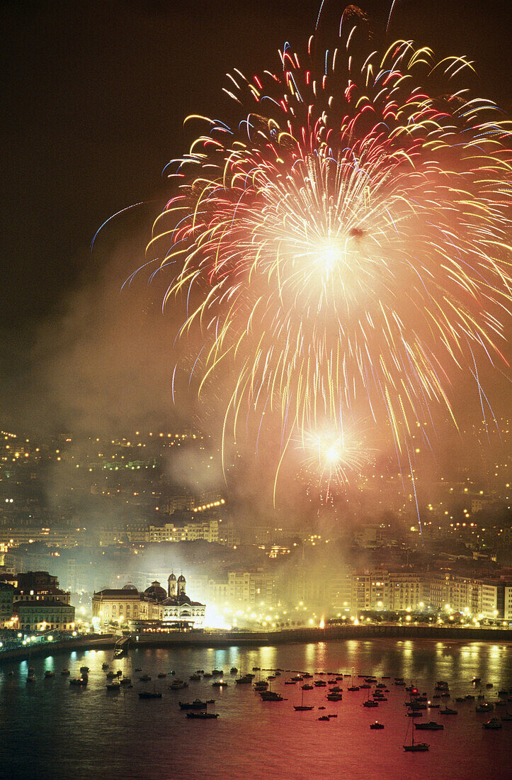 Fireworks over La Concha bay, San Sebastián. Guipúzcoa, Euskadi, Spain