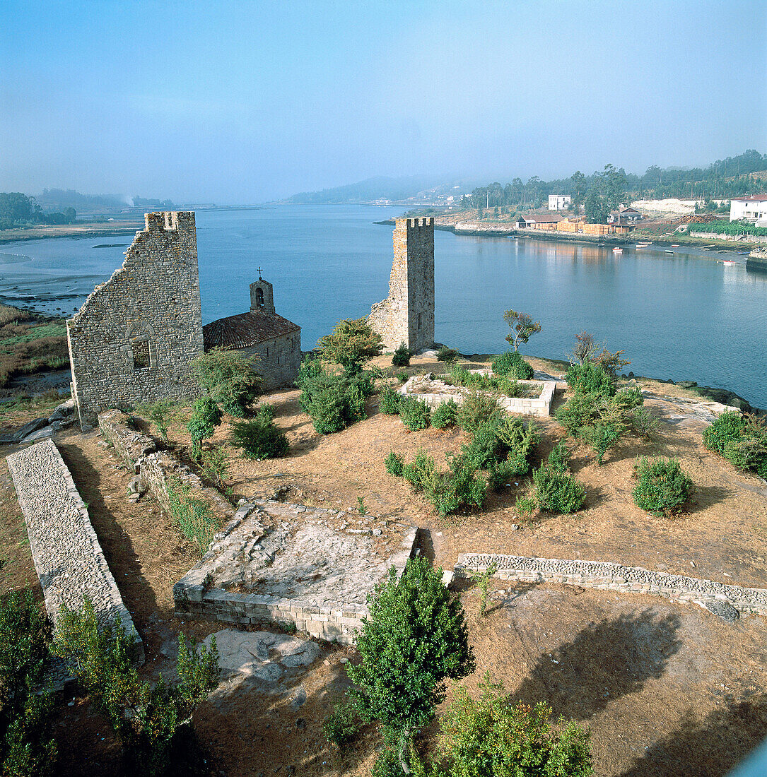 Ruinen von Torres del Oeste, Catoira, Ria de Arosa. Provinz Pontevedra, Galicien, Spanien