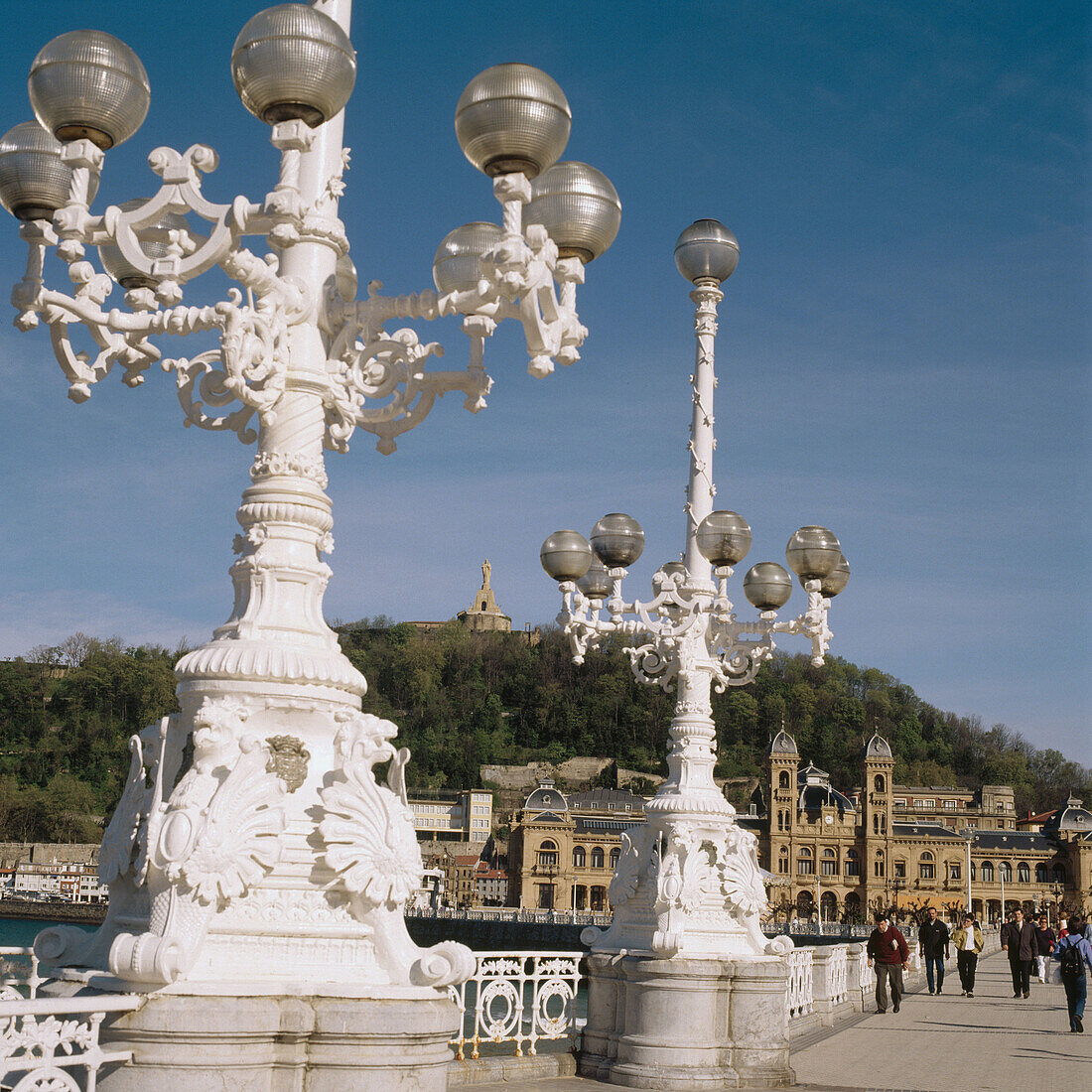 Rathaus und Strand von La Concha, San Sebastián. Guipúzcoa, Euskadi, Spanien