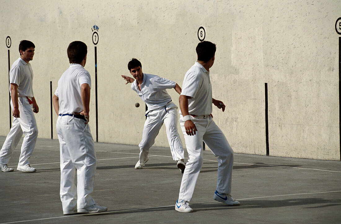 Baskisches Pelota wird im Frontón (Platz mit zwei Mauern) gespielt, Zumarraga. Guipuzcoa, Euskadi, Spanien