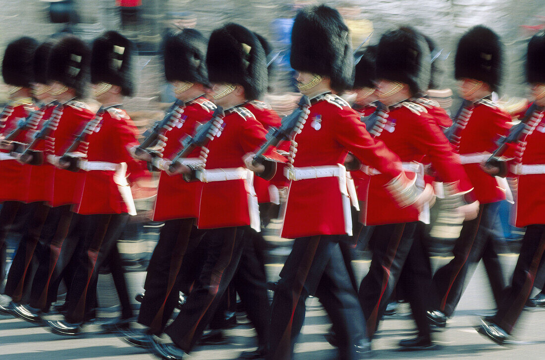 Wachablösung im Buckingham Palace, London. England, Vereinigtes Königreich