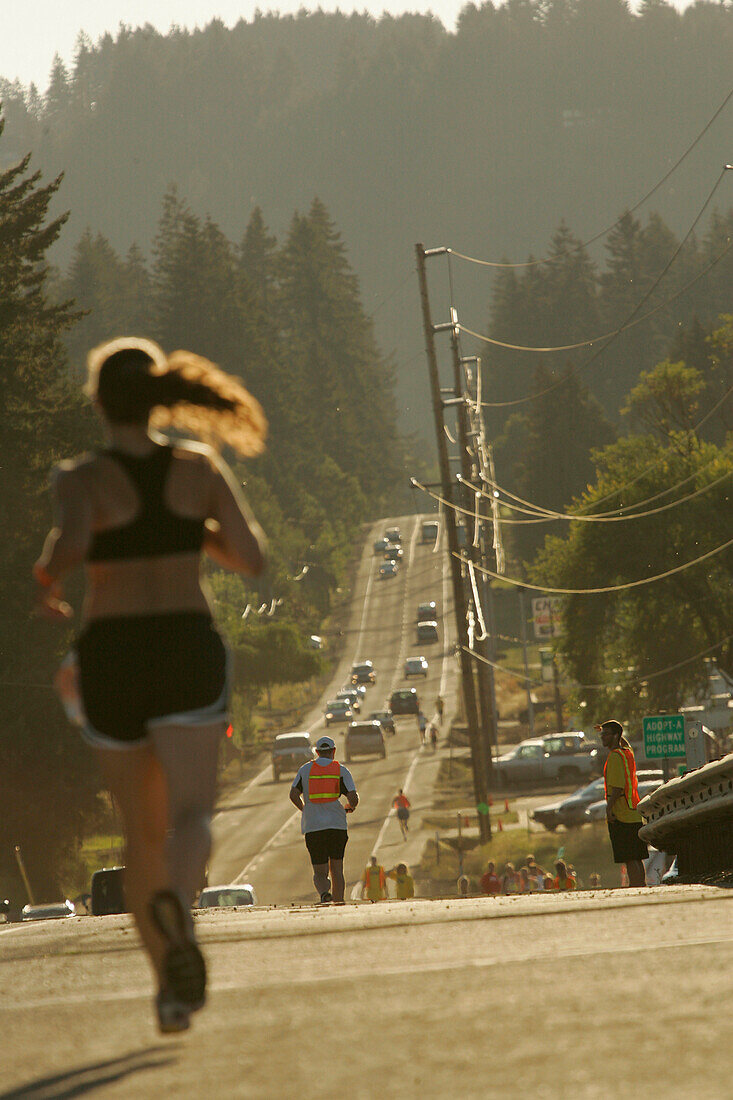 Läufer läuft über Hawthorne Bridge, Portland, Rennen von Mount Hood zur Küste, Oregon, USA