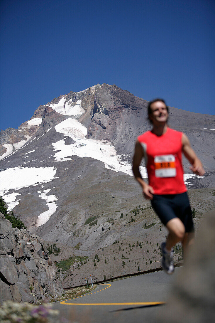 Läufer beim Hood to Coast Relay, Mount Hood im Hinterground, Oregon, USA