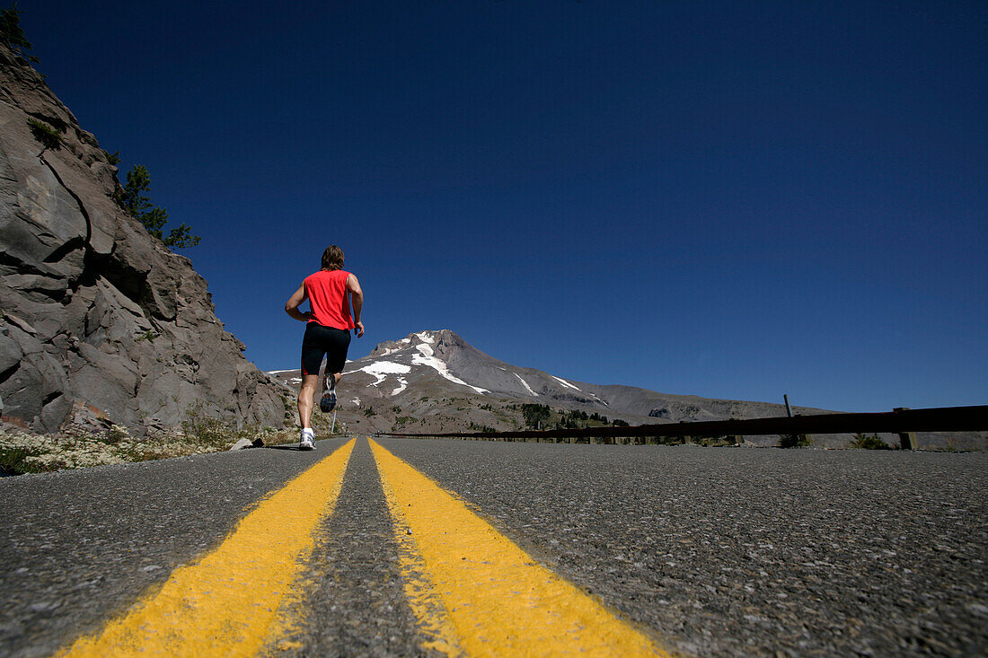 Läufer läuft entlang der Landstrasse, Timberline Road, Rennen von Mount Hood zur Küste, Hood to Coast, Oregon, USA
