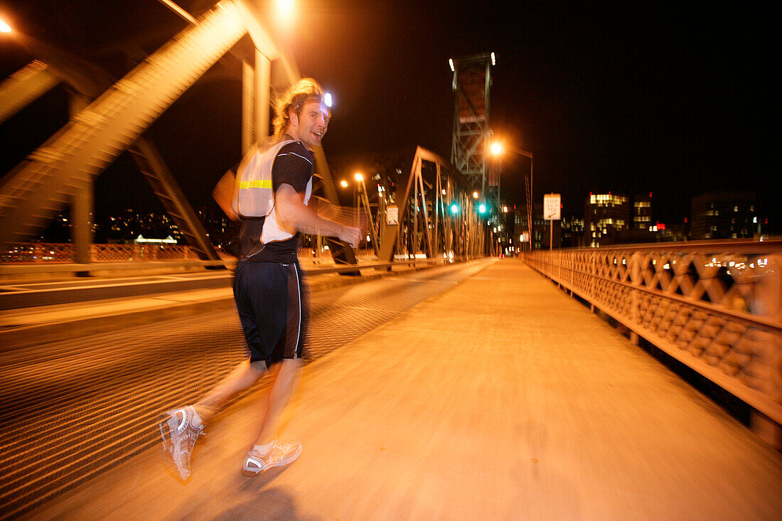 Läufer läuft über Hawthorne Bridge, Portland, Rennen von Mount Hood zur Küste, Hood to Coast, Oregon, USA