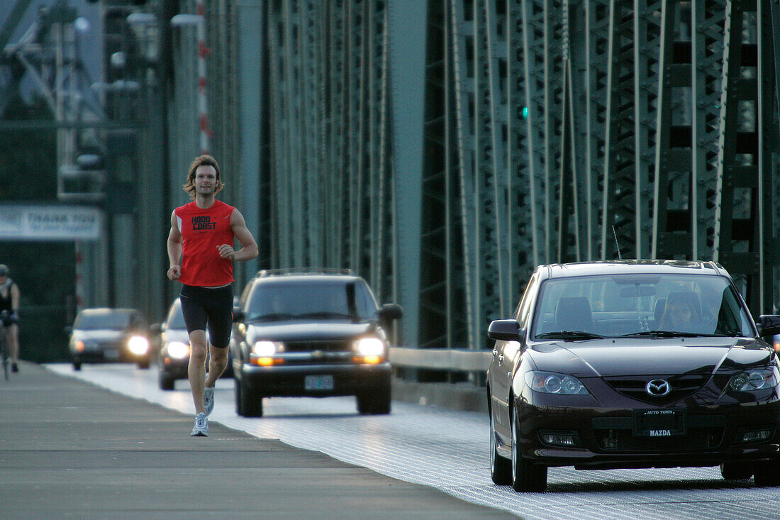 Läufer läuft über Hawthorne Bridge, Portland, Rennen von Mount Hood zur Küste, Hood to Coast, Oregon, USA