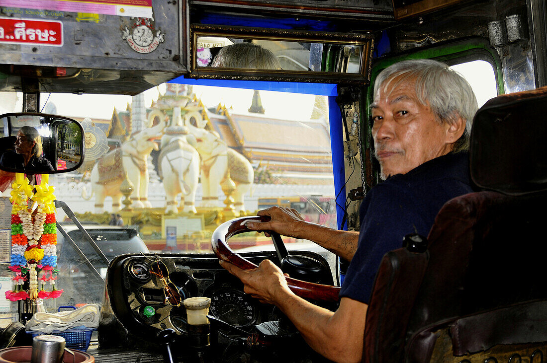 Busfahrer vor Wat Phra Keo, Tempel des Smaragd Buddha, Bangkok, Thailand