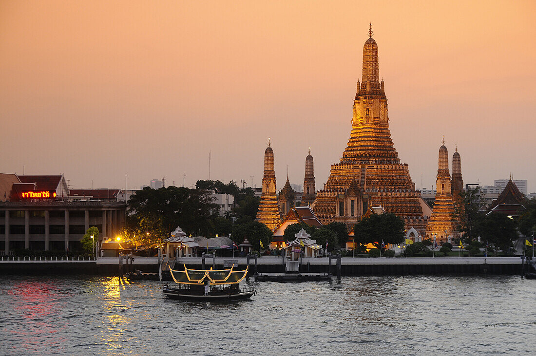 Wat Arun, Temple of the Dawn, on the west bank of the Chao Phraya River, Bangkok, Thailand