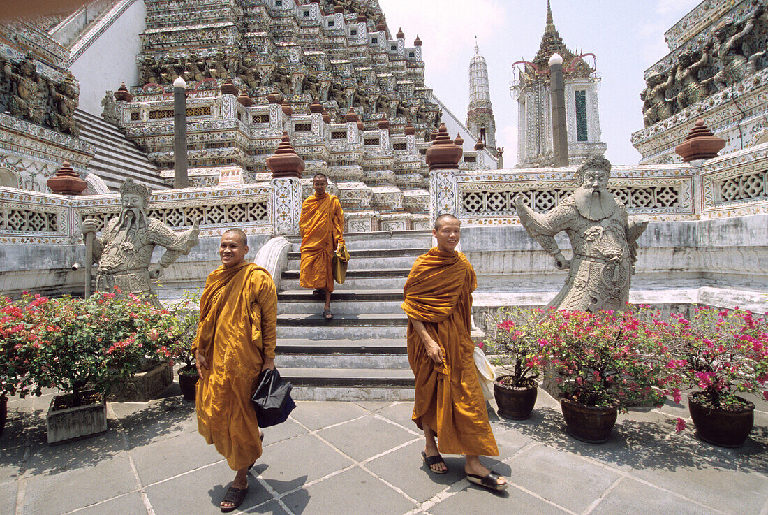 Drei Mönche im Wat Arun, Tempel der Morgenröte, am westlichen Ufer des Chao Phraya Flusses, Bangkok, Thailand