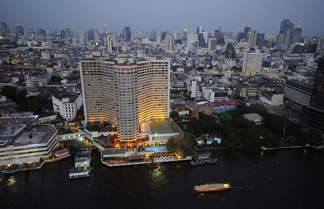 Blick vom Hilton Hotel auf das Bang Rak Viertel am Fluß, Bangkok, Thailand