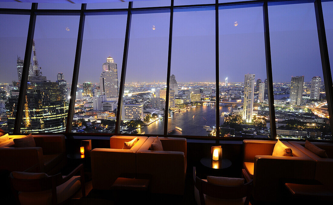 Blick von der Bar des Hilton Hotel auf das Bang Rak Viertel am Fluß, Bangkok, Thailand