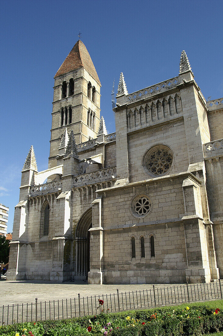 Gothic church of Santa María la Antigua. Valladolid. Spain