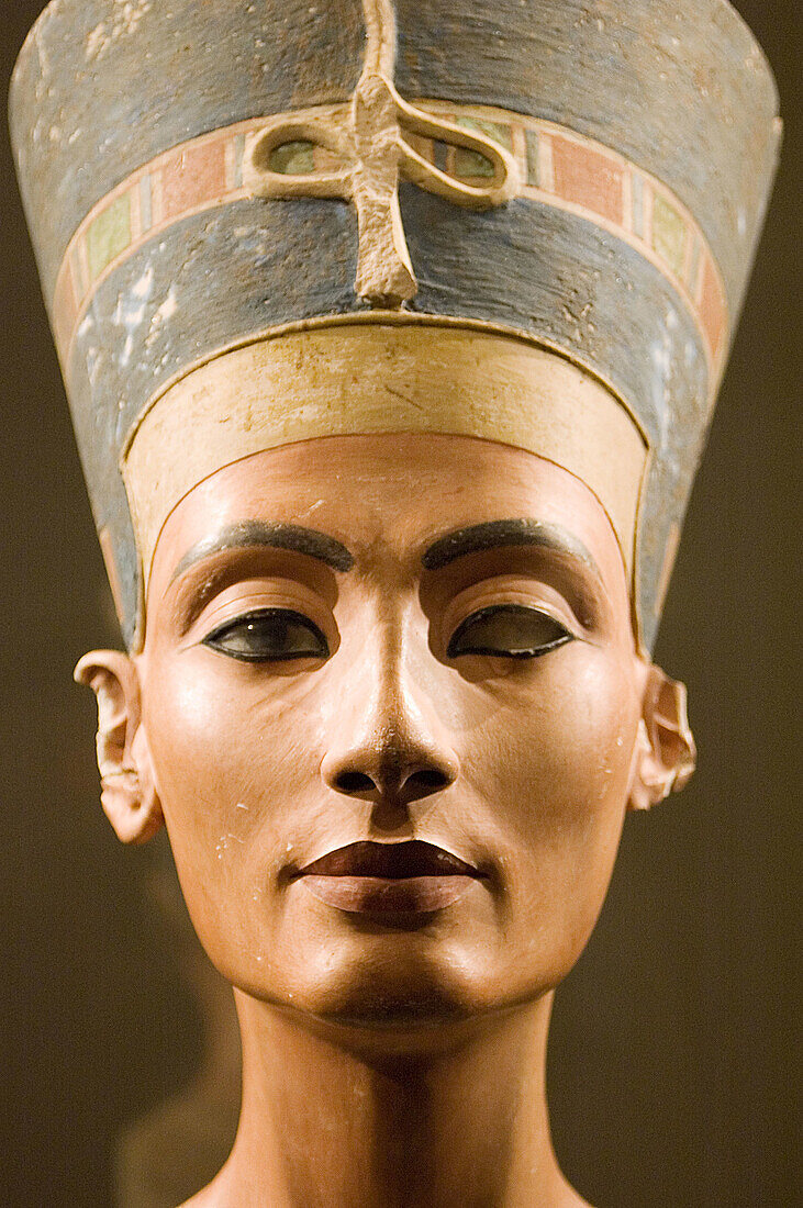 Bust of Queen Nefertiti. New Kingdom, 18th dynasty, Amarna era, around 1340 BC. Limestone and plaster, height 50 cm. Altes Museum. Berlin - Germany