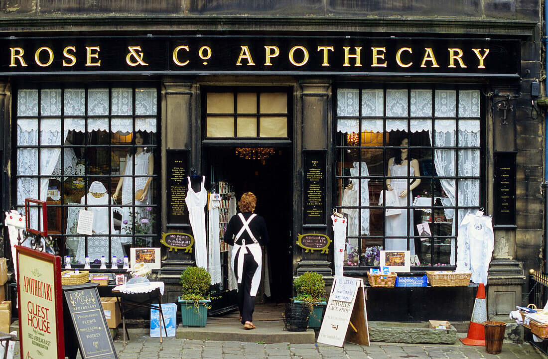 Europa, England, Yorkshire, West Yorkshire, Haworth, Rose & Co Apotheke, Bronte County