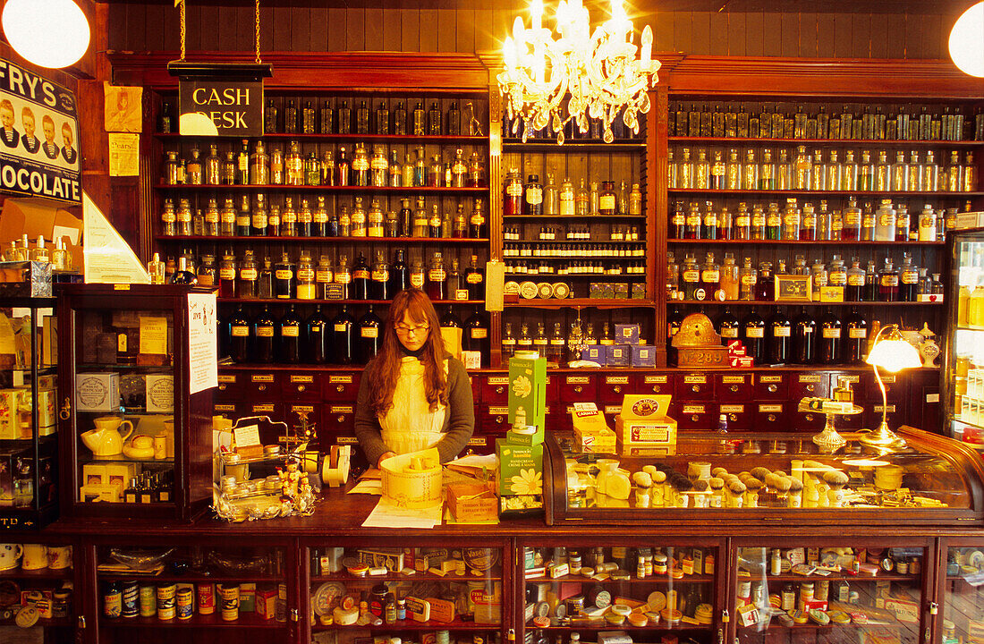 Europa, England, Yorkshire, West Yorkshire, Haworth, Rose & Co Apotheke, Bronte County