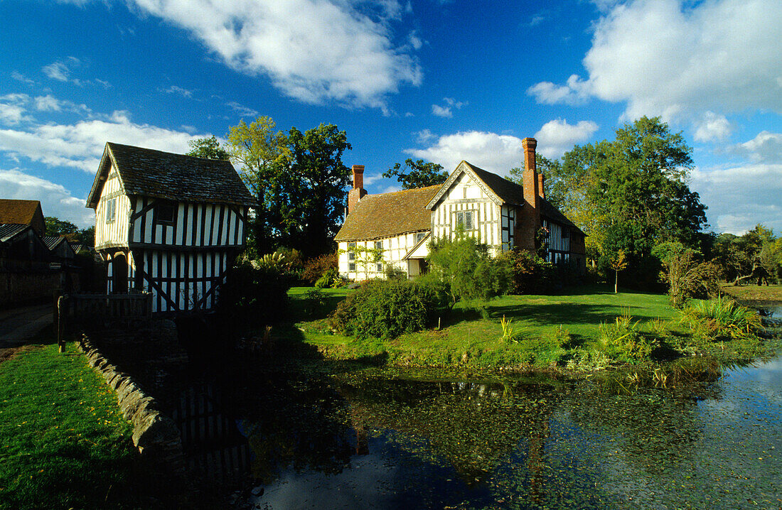 Europa, England, Hereford-Worcester, Lower Brockhampton bei Bromyard, Cottages