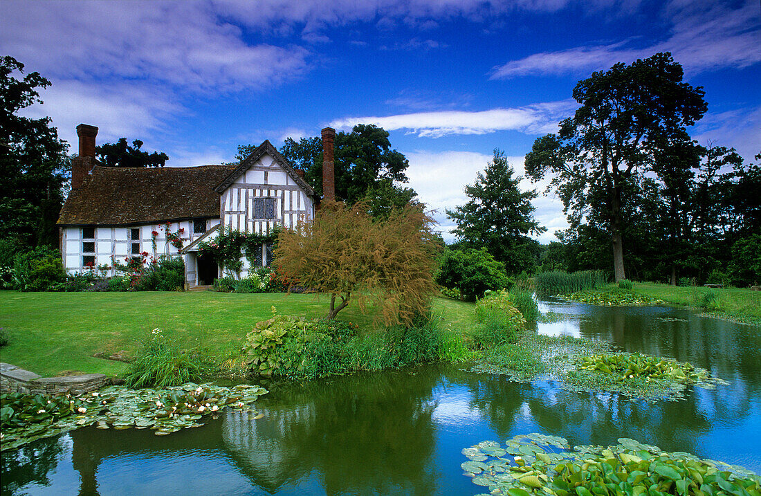 Europe, England, Hereford-Worcester, Lower Brockhampton near Bromyard, cottages