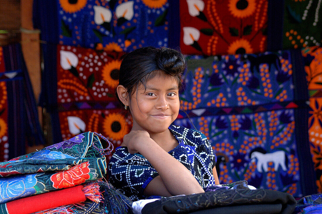 Junge Mexikanerin in einem Stoffladen in San Lorenzo Zinacantán, Mexiko