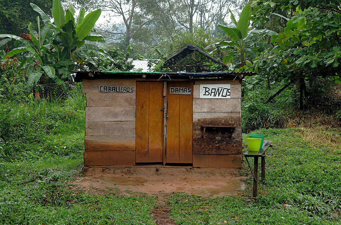 Toilettenhäuschen bei den Wasserfällen von Aqua Azul, tropisches Tiefland von Chiapas, Mexiko