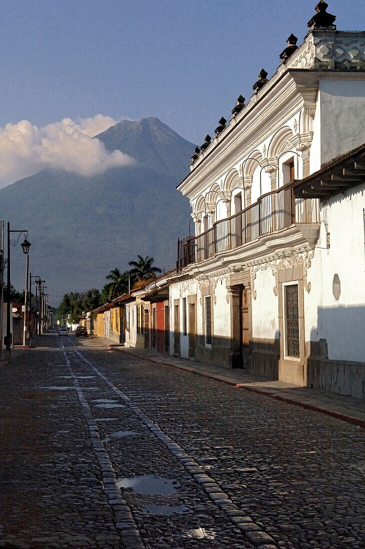 Straße mit Kopfsteinpflaster, 4a AV Sur, mit Blick auf Vulkan Agua, Antigua, Guatemala, Mittelamerika