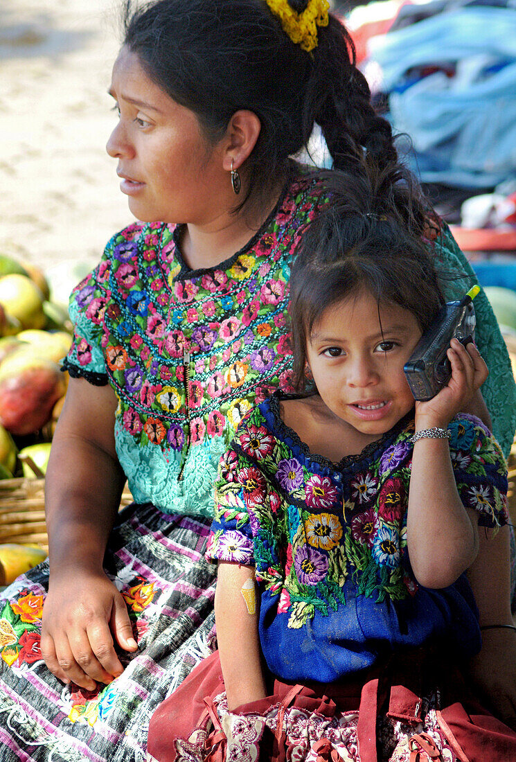 Mayafrau und Tochter am Bauernmarkt von Antigua, Guatemala, Mittelamerika