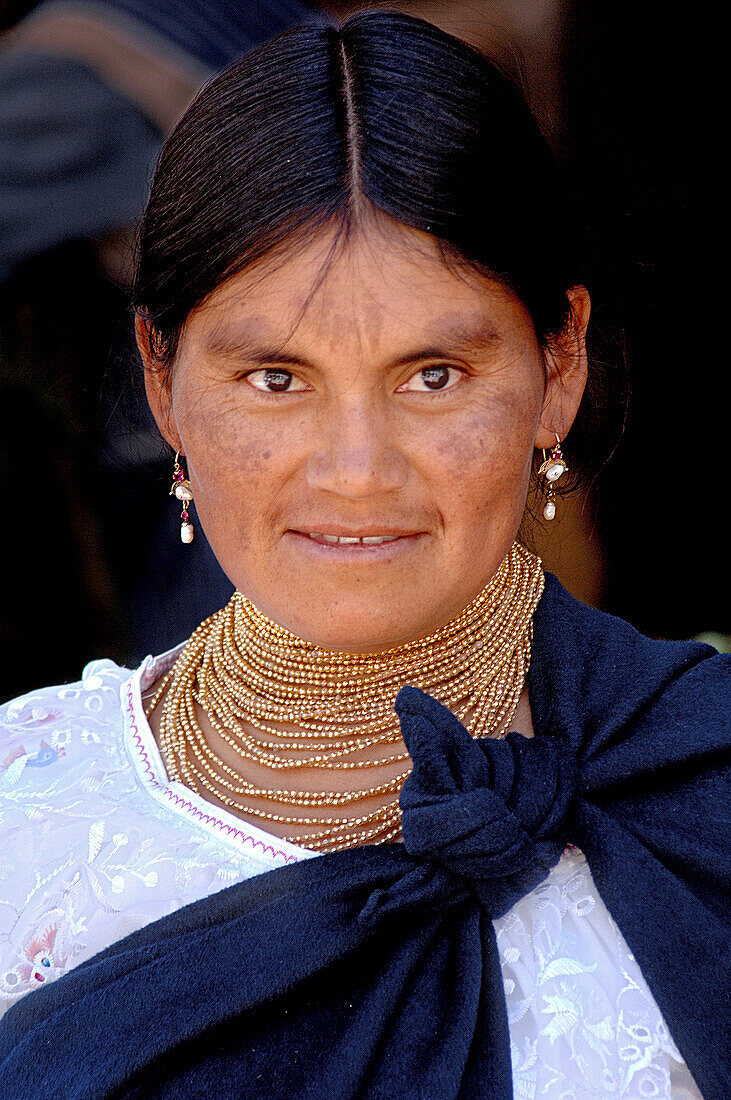 Indigene Marktfrau in Otavalo, Ecuador, Südamerika
