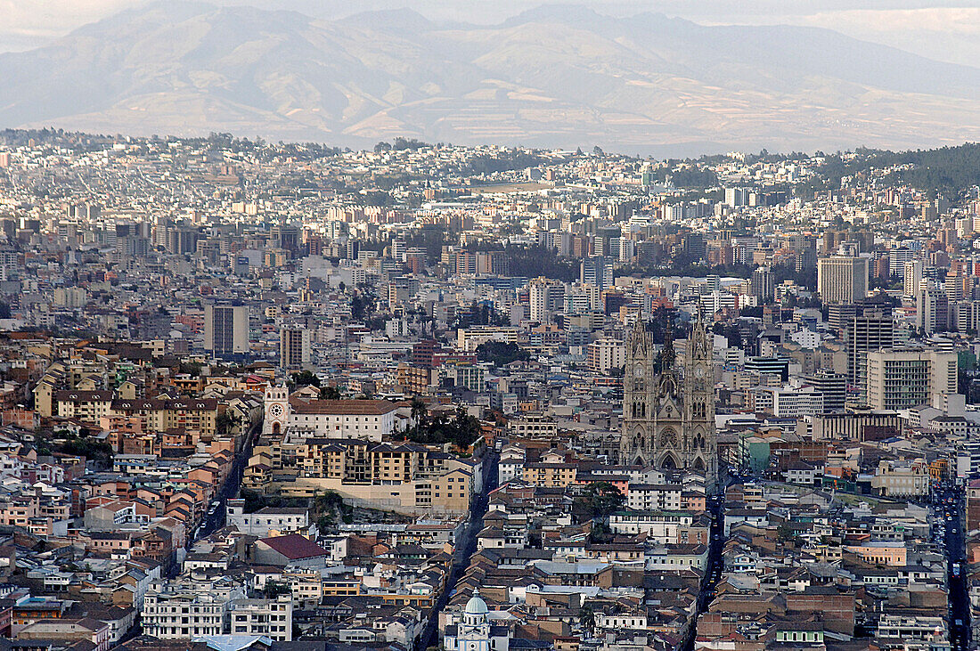 Blick vom Hügel El Panecillo auf Quito, Ecuador, Südamerika