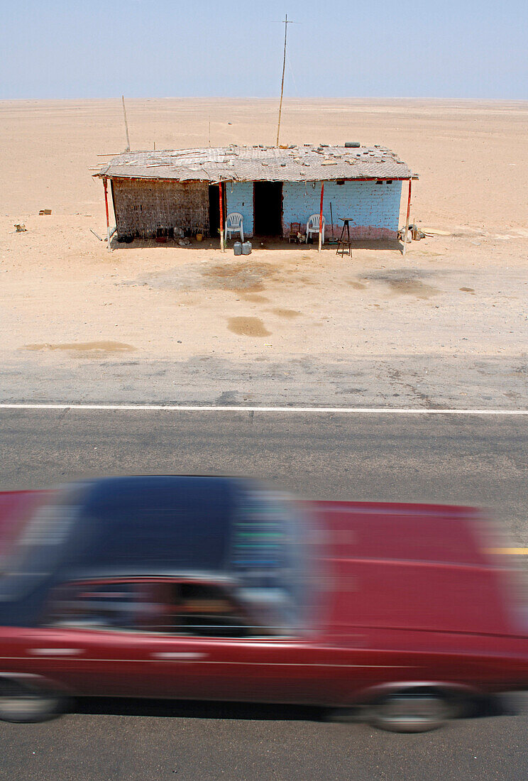 Einsame Hütte an der Panamericana südlich von Chiclayo, Peru, Südamerika