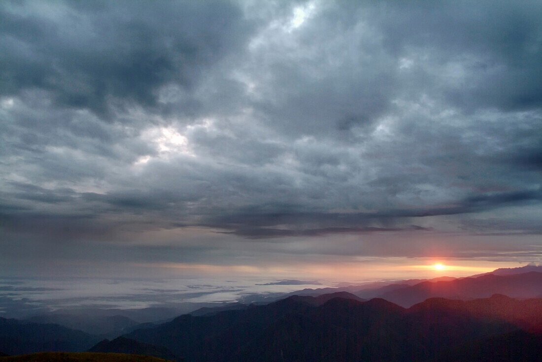 Blick von Tres Cruzes hinunter ins Amazonas Tieflandbecken bei Sonnenaufgang, Peru, Südamerika