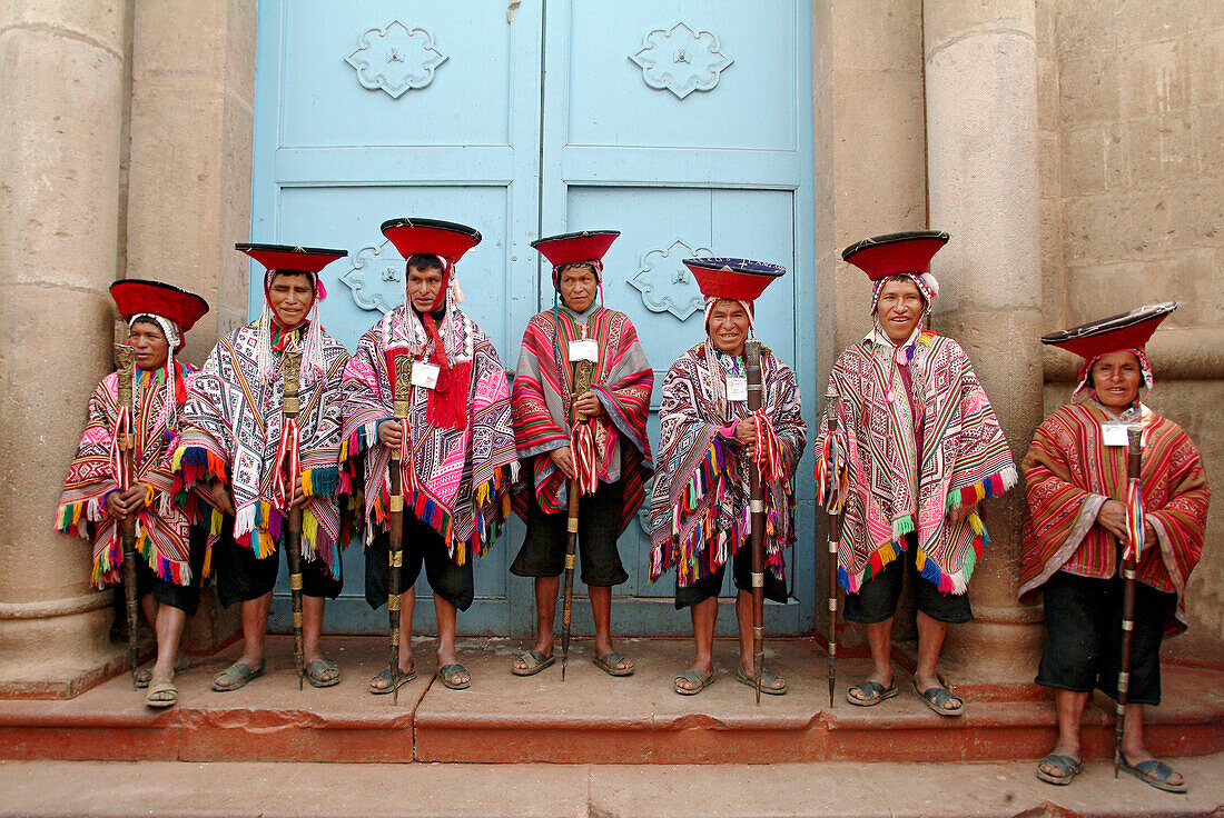 Auftritt der Alkaldes, der Dorfältesten, in Pisac, Peru, Südamerika