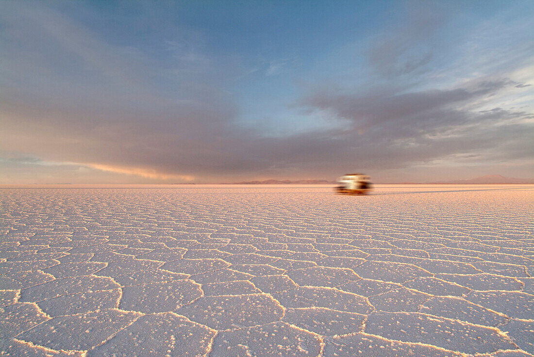Auto fährt über den Salzsee Salar de Uyuni, Bolivien, Südamerika